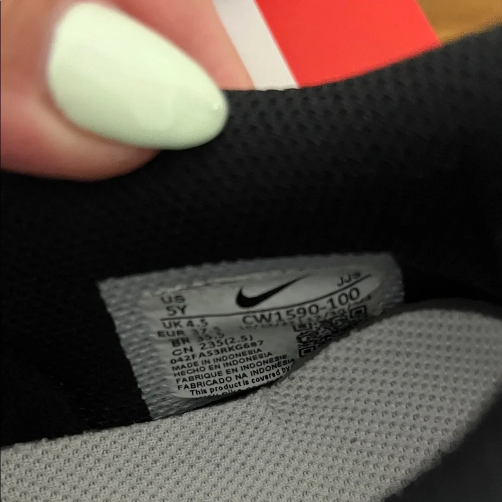 Nike Youth Black and White Dunk Sneakers - Picture 8 of 8